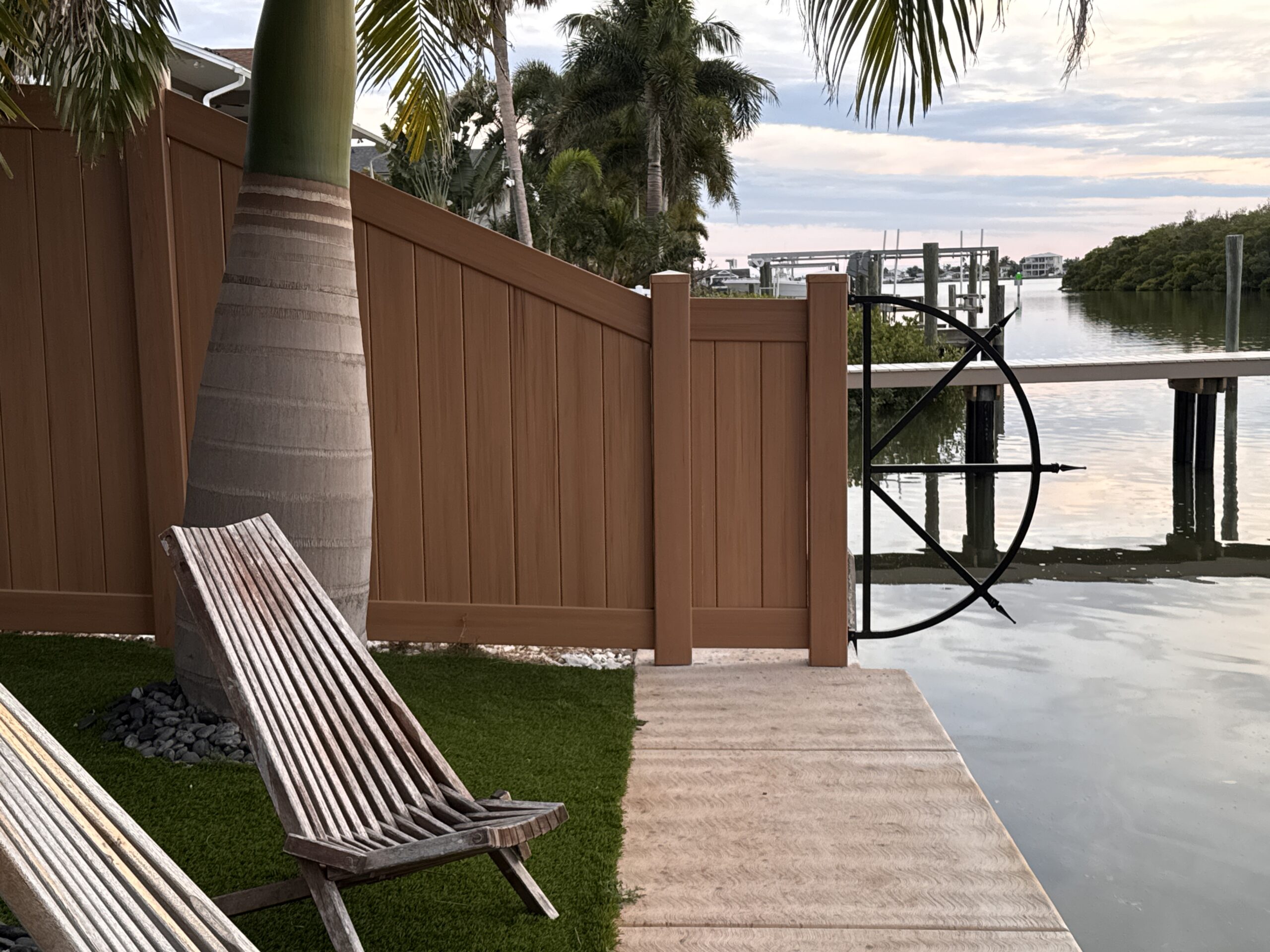 Brown Vinyl Privacy Fence Waterfront — Tampa Bay